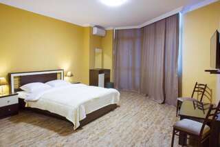 Мини-отель Pirosmani hotel Батуми Двухместный номер с 2 отдельными кроватями-12